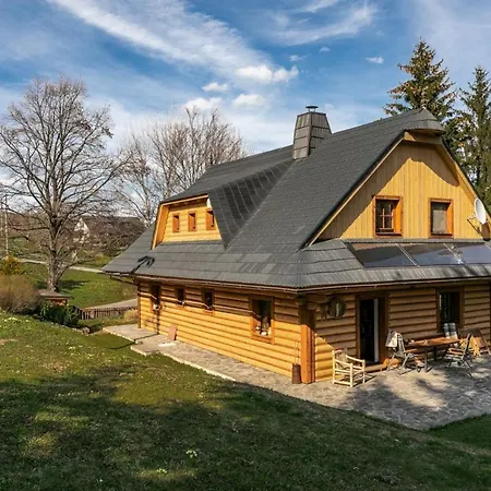 Ocarujuci Dreveny Dom V Prirodnom Prostredi * Kordiky