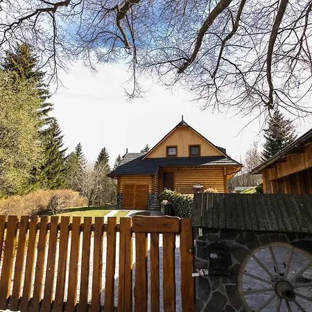 Ocarujuci Dreveny Dom V Prirodnom Prostredi Nyaraló