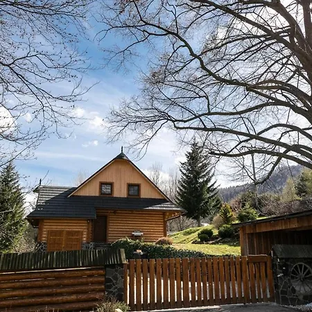 Ocarujuci Dreveny Dom V Prirodnom Prostredi *