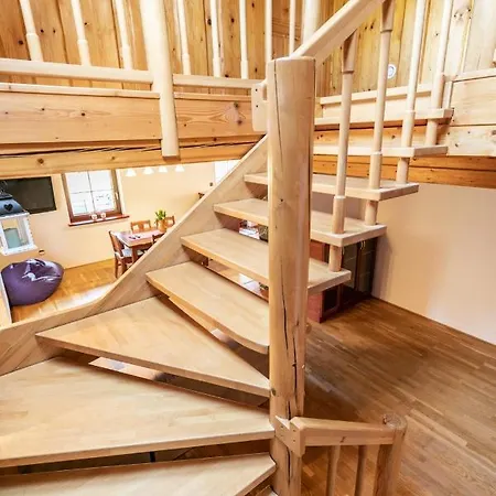 Ocarujuci Dreveny Dom V Prirodnom Prostredi