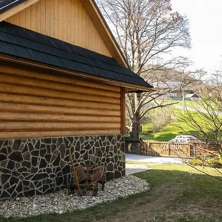 Ocarujuci Dreveny Dom V Prirodnom Prostredi Nyaraló *