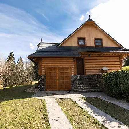 Ocarujuci Dreveny Dom V Prirodnom Prostredi Nyaraló Kordéháza